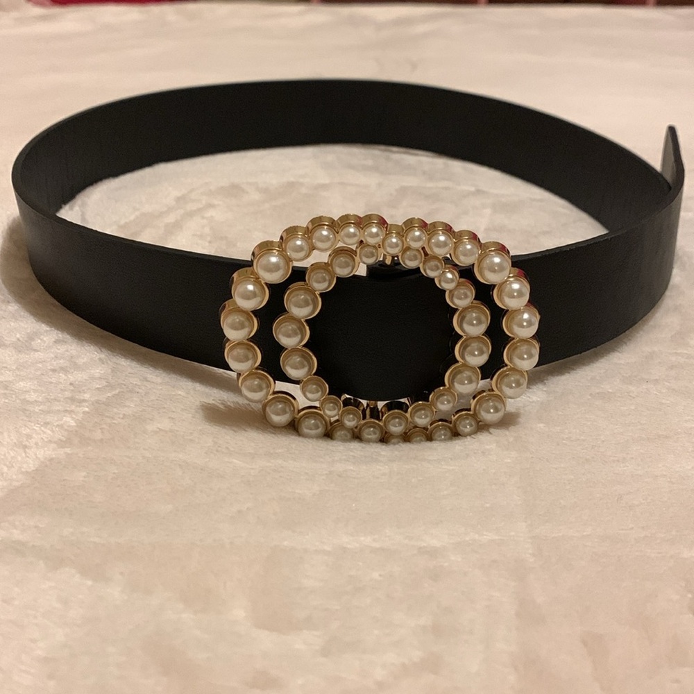 Women’s black and white pearl belt